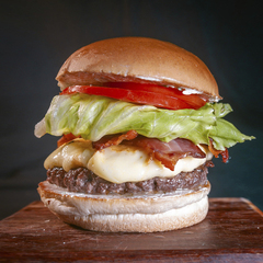Dois Vegano (Alface, Maionese Artesanal, Queijo Chedar, Tomate, Blend Vegetariano, Cebola Roxa)