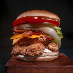 Dois X-Frango (Alface, Tomate, Batata Palha, Milho, Filé de Frango, Presunto, Muçarela e Bacon)