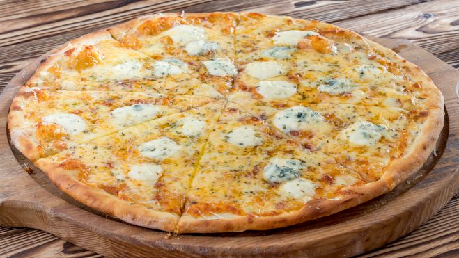 Duas Pizza Quatro Queijos Grande (Muçarela, provolone, gorgonzola e parmesão)